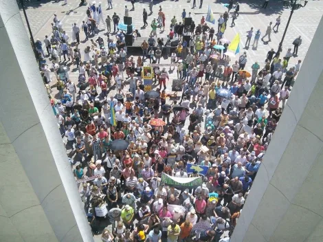 Выходы из Рады митингующие заблокировали и никого не выпускают