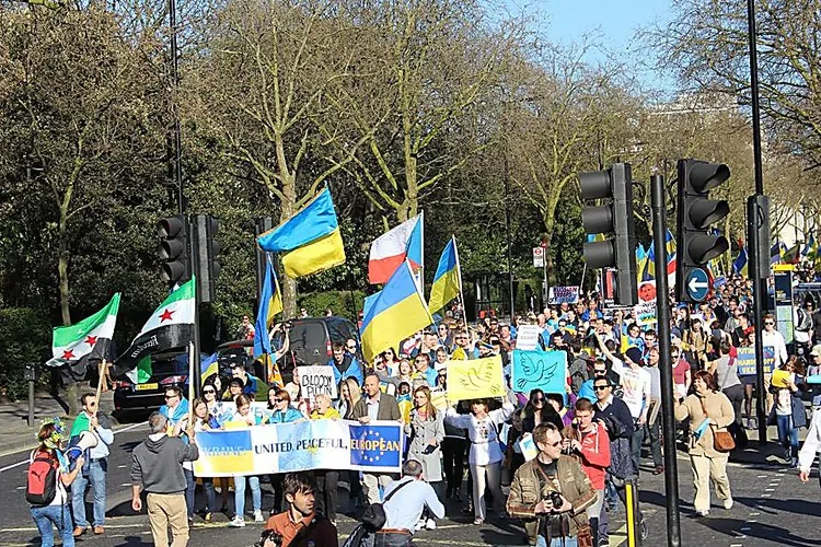 Протест під російським посольством у Лондоні - руки геть від України!