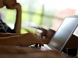 Чим більше часу людина проводить в інтернеті, тим вона нещасніша