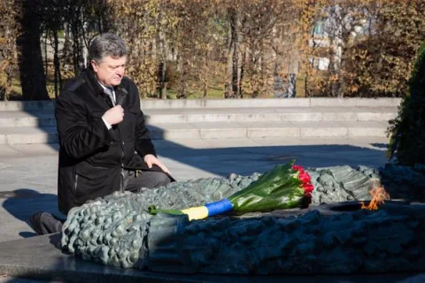 К могиле неизвестного солдата в Киеве Порошенко возложил цветы