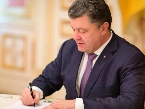 Украинских волонтёров Порошенко наградил государственными наградами