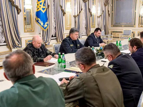 Порошенко скликав силовиків і закликав їх до "рішучих дій"