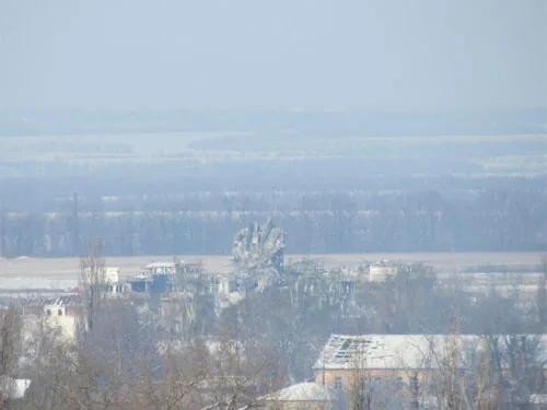 У Донецькому аеропорту обвалилася диспетчерська вежа. Тривають бої. ВІДЕО