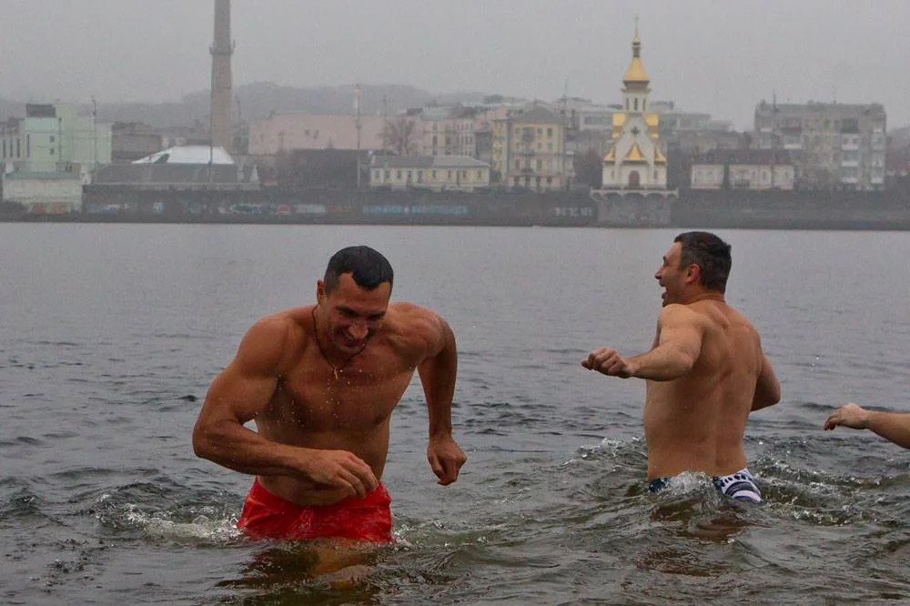 В крещенской воде на Трухановом острове искупался мэр Киева