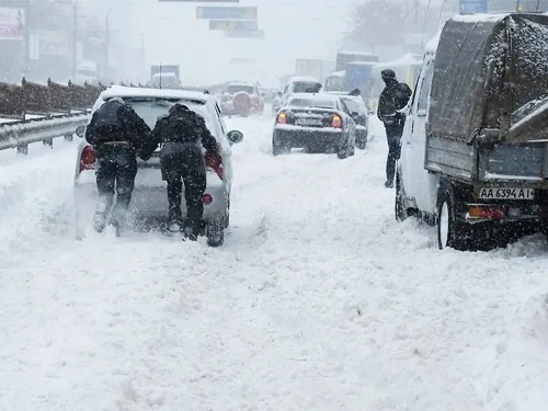 В 10-балльных пробках из-за снегопада стоит Киев. Въезд крупногабаритного транспорта запрещён