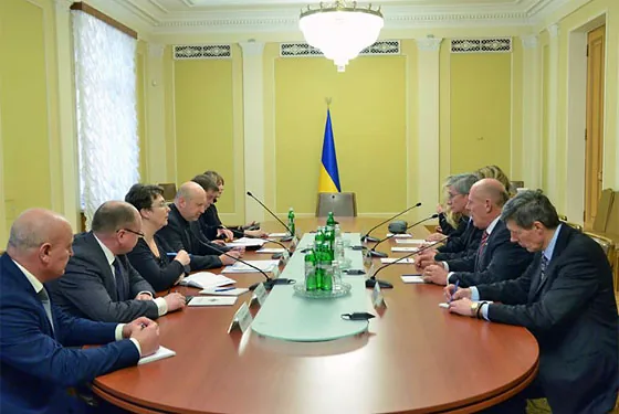 Украинцы мира должны объединиться для помощи Украине - Турчинов на встрече с руководством диаспоры