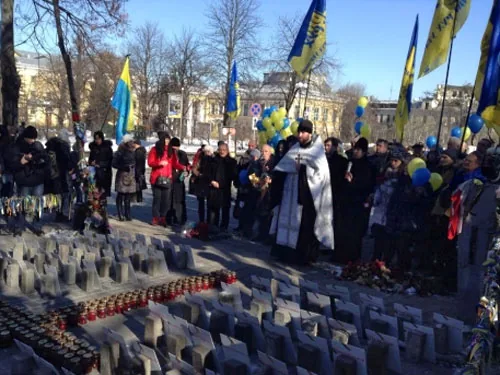 На Інститутській у Києві проходить молебень в пам'ять Героїв Небесної сотні