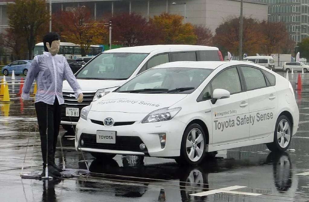 Нову систему активної безпеки Safety Sense презентувала Toyota. ВІДЕО