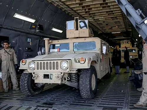 Перша партія американських броньовиків "Хамві" в Україну прибула. Порошенко вже один протестував