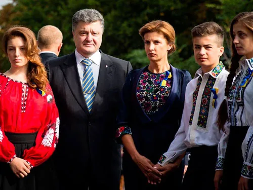 Порошенко у День матері побажав українкам мирного неба над головою