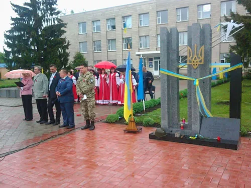На Сумщині відкрили пам'ятник Героям Небесної Сотні. ВІДЕО