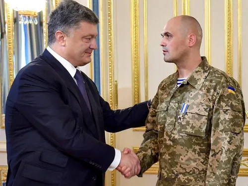 Порошенко вручив звільненому "кіборгу" Кузьміних орден "За мужність". ВІДЕО