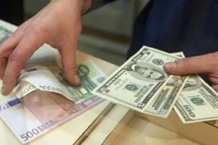 Під тиском МВФ НБУ зберіг більшість валютних обмежень