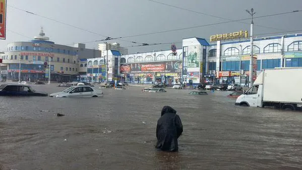 Москву і Курськ накрила потужна злива: плавали автомобілі й метрополітен. ВІДЕО