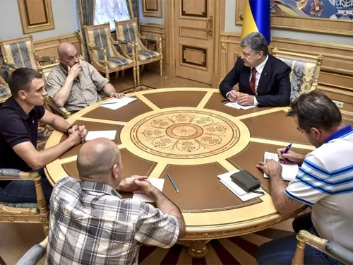 В зоні АТО над боротьбою з корупцією Порошенко виступає за волонтерський контроль