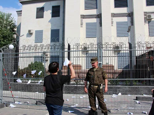 В Киеве посольство России забросали бумажными самолётами