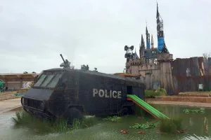 У Британії Бенксі відкрив виставку у вигляді "антидіснейленду". ВІДЕО