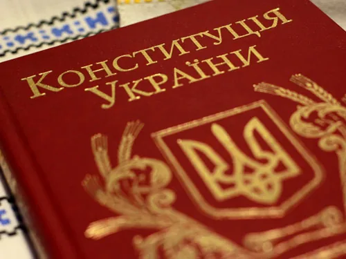 У Конституції не буде норми щодо спецстатусу деяких міст - Порошенко