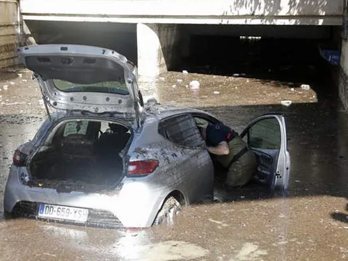 Річки вийшли з берегів, зривали асфальт, затопили тунелі, - повінь у Франції. Загинули 13 людей, 6 щезли безслідно. ВІДЕО