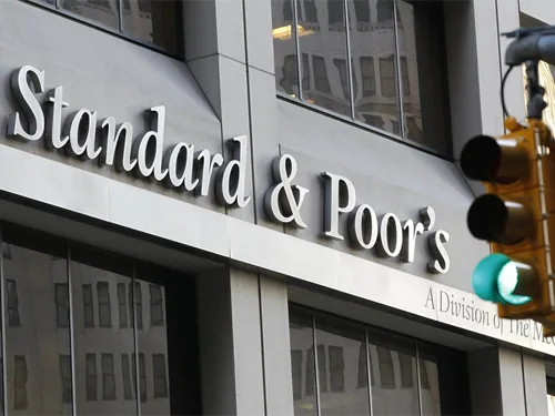 Суверенний рейтинг України з переддефолтного рівня S&P підвищило