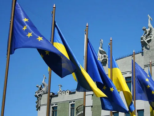 Порошенко: час викурити люльку миру й формувати проукраїнські більшості. ВІДЕО