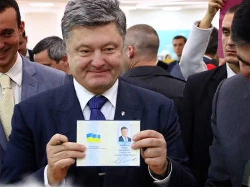 В паспорті Порошенко запропонував дублювати інформацію англійською мовою