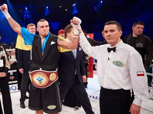 Усик здобув перемогу над кубинцем і захистив титул WBO. ВІДЕО