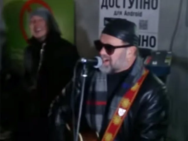 Снова Борис Гребенщиков выступил в подземном переходе. ВИДЕО