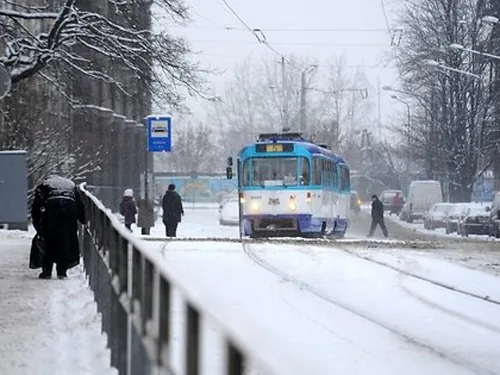 Через снігопад у Ризі автолюбителям надали безкоштовний проїзд у громадському транспорті