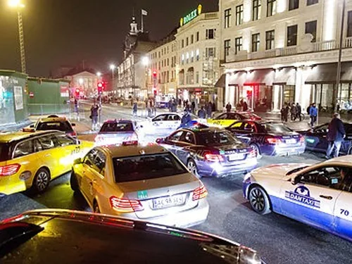 Таксисты в Копенгагене вышли на акцию протеста против сервиса Uber
