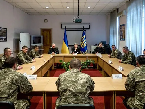 Необхідно залучати на службу за контрактом демобілізованих військових, що мають досвід бою - Порошенко