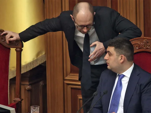 Яценюк може перейти до Нацбанку або КСУ. Переговори тривають