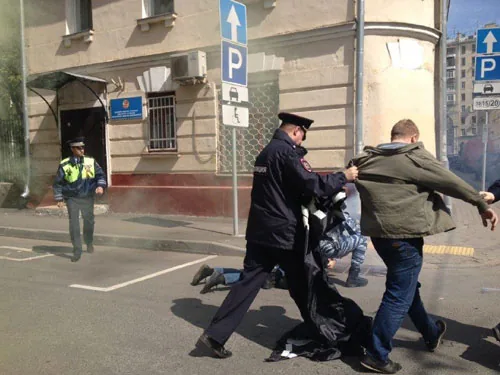 Закидали фаєрами і листівками посольство України в Москві. ВІДЕО