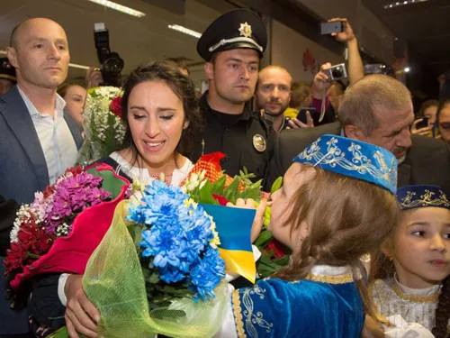 Джамалу в аеропорту зустрічають шанувальники і преса