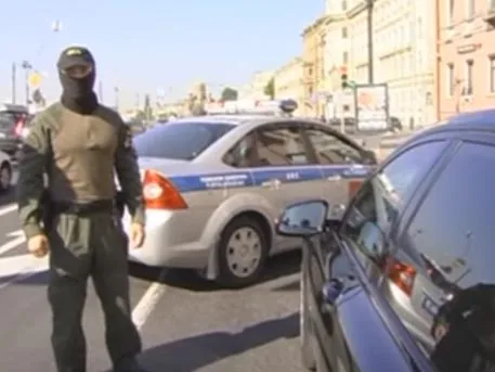 Завели уголовное дело в Петербурге после погони за кортежем миллиардера - предполагаемого организатора "ольгинских троллей"