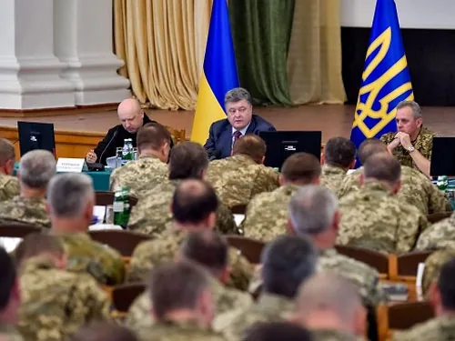 Порошенко закликає до "гібридної оборони" проти Росії