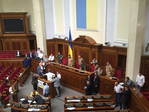 Раду нардепи в камуфляжі розблокували. "Радикали" оголосили сидячий страйк. ВІДЕО