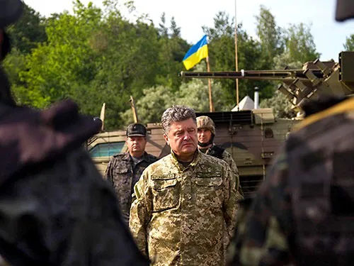 "Невідкладно" запровадити воєнний стан тільки в двох областях Донбасу закликають Порошенка. Або в окремих районах