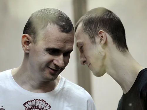 Сенцов і Кольченко просять писати їм листи