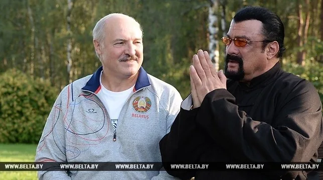 Стівену Сігалу Лукашенко показав город і нагодував його салом. ФОТО, ВІДЕО