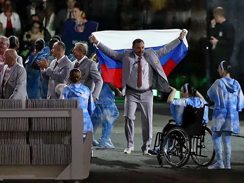 За розгорнутий прапор РФ на Паралімпіаді у бєларуса відкликали акредитацію