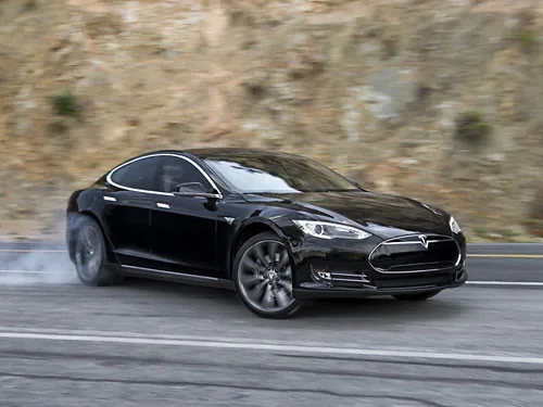 На Tesla норвежці подали до суду через повільний розгін електромобіля