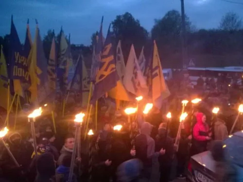 "Марш нації" пройшов у Києві під прапорами "Азова" і "Правого сектора", учасники застосували піротехніку. ВІДЕО