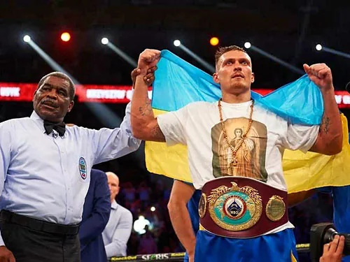 Усик став боксером року за версією WBO