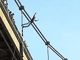 Российский экстремал погиб, прыгнув с веревкой с "моста самоубийц"