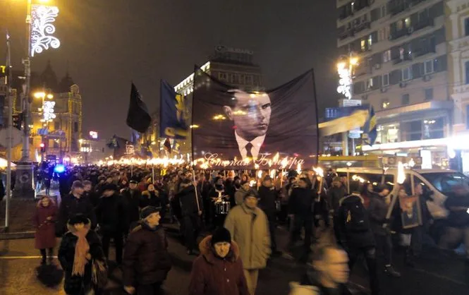 1 січня у містах України пройшли смолоскипні ходи з нагоди дня народження Степана Бандери. ВІДЕО