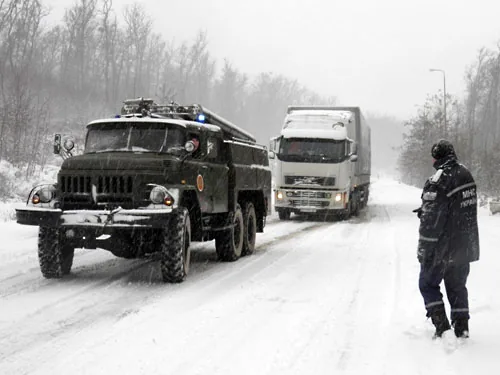 Через погоду у шести областях обмежили рух