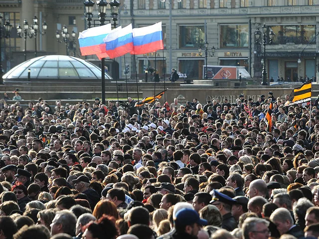 Треть участников траурной акции в Москве были платной массовкой - РБК
