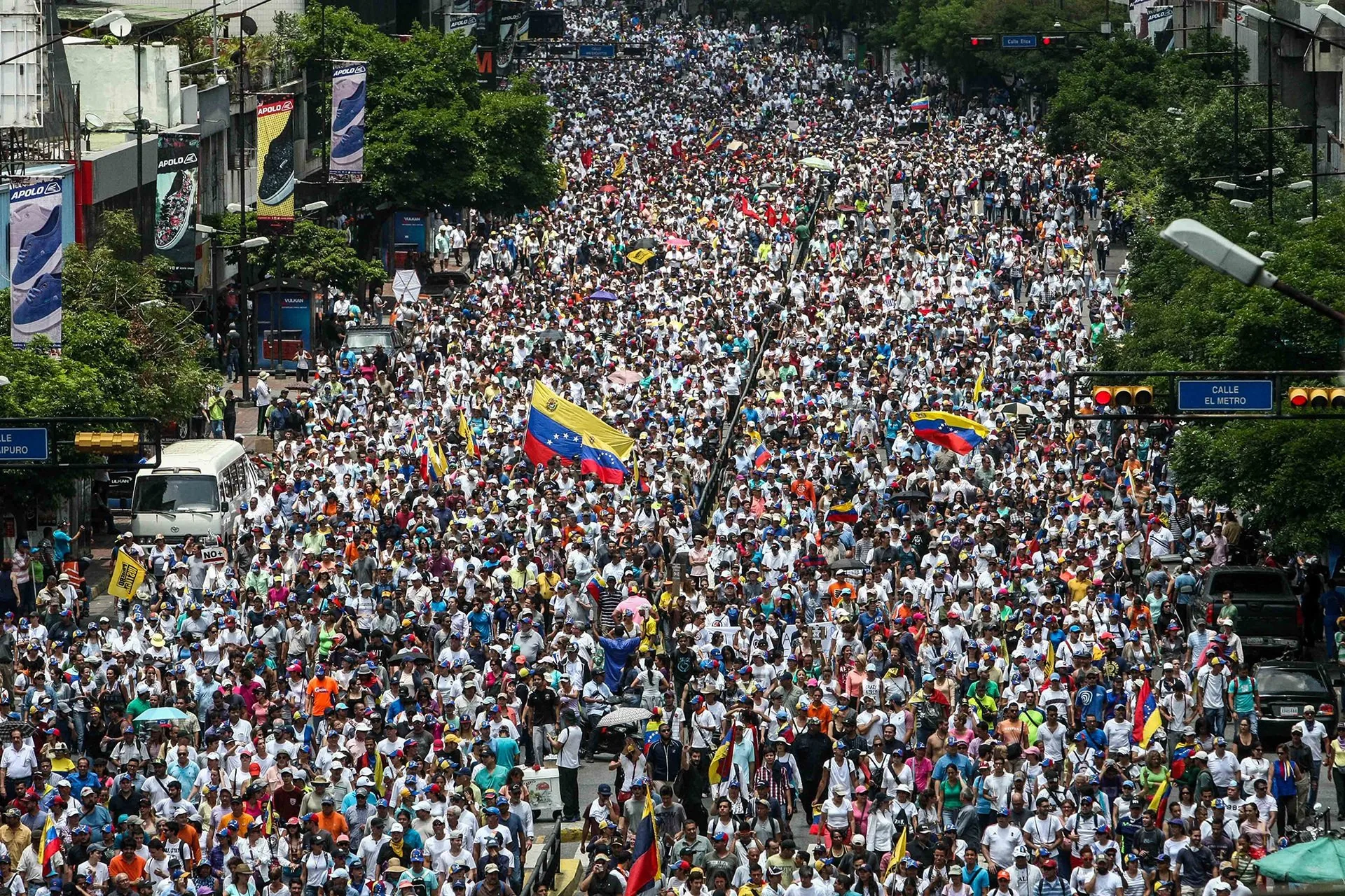 Сотні тисяч демонстрантів і сутички з поліцією - протести у Венесуелі активізуються
