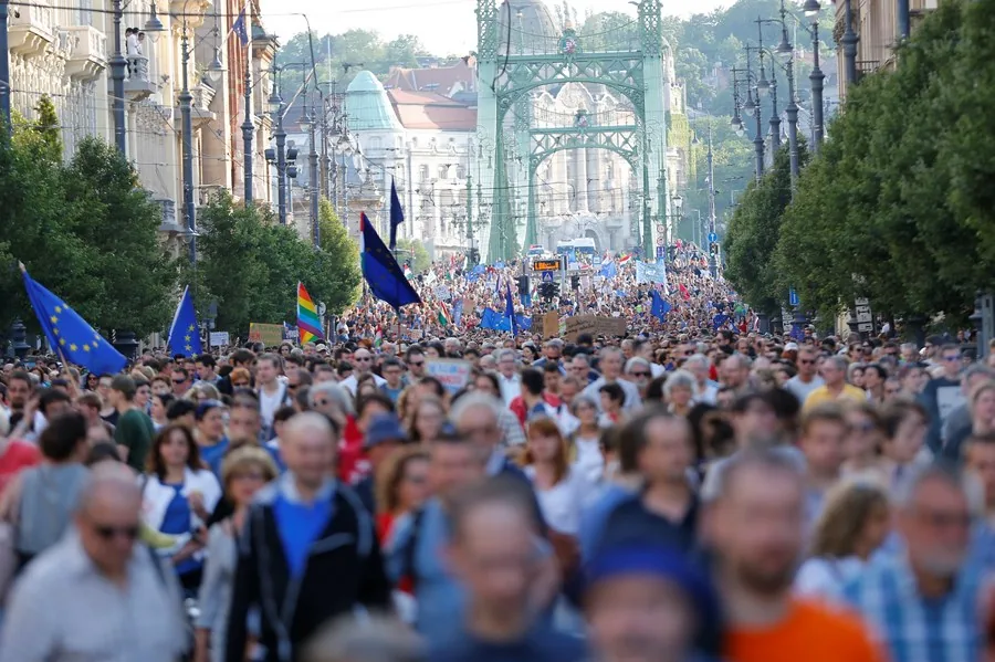 В Венгрии тысячи людей вышли на акцию протеста